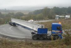 Túlméretes szállítmány lassítja a forgalmat napokig Erdélyben