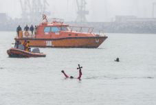 Sokan ugrottak a jeges Dunába vízkereszt ünnepén 