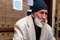 Trieszt lakói felkarolták az alpolgármesterük által megalázott román koldust