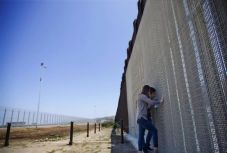 Trump már megelégedne egy acélkerítéssel is fal helyett a mexikói határon