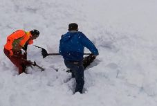  Zergét ástak ki a hóból osztrák vasutasok