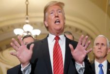 Trump kisétált a demokratákkal tartott tárgyalásról