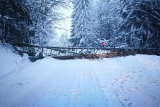Országutakat zártak le Hargita megyében a hó miatt