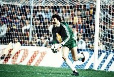 Daciával és Duckadammal példálózott Tusk a románul mondott beszédében