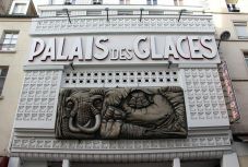 Először tartanak nudista színházi bemutatót Párizsban