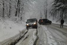 Téli körülmények között zajlik a közlekedés Máramarosban és Beszterce-Naszód megyében