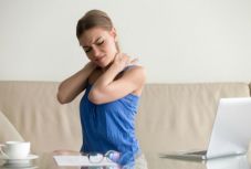 A hanyag testtartás tünetei egyszeri kezeléssel megszűnnek