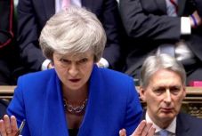 Bizalmat szavazott a brit kormánynak a parlament, de a neheze hátravan