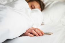 Még egy ok arra, hogy ne aludjon a telefonjával