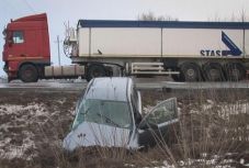 Román autó balesetezett Magyarországon, öten megsérültek