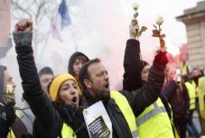 Tizedszer is utcára vonultak a francia sárgamellényesek 