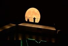 Vérhold, farkashold és teljes holdfogyatkozás is lesz hétfő reggel