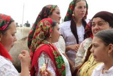 Óriási nyomás nehezedik a szervezett „házasságban” élő roma fiatalokra