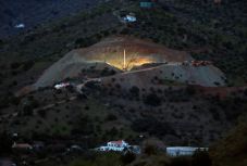 Aggasztóan lassan halad a kútba zuhant spanyol kisfiú mentése