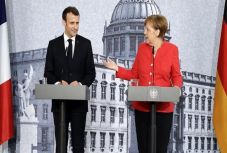 Aláírták a német-francia kapcsolatokat szorosabbra fűző szerződést