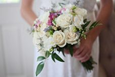 Ennivaló csokorral állnak oltár elé idén a trendi menyasszonyok