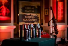 A kultúra híd más nemzetiségek felé – átadták az Erdélyi Magyar Kortárs Kultúráért Díjakat