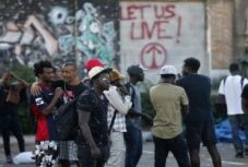 Katonák bevetésével kezdték meg a második legnagyobb olasz menekülttábor felszámolását