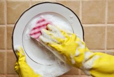 Ezért érdemes gumikesztyűben mosogatni