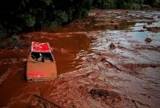 Több száz embert keresnek a brazíliai gátszakadás helyszínén