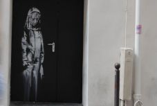 Ellopták Banksy graffitijét, amivel a párizsi terrortámadás áldozataira emlékezett