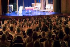 Párizsban megtartották az első nudista színházelőadást