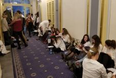 FRISSÍTVE - Eredménytelenül zárultak a tárgyalások a MOGYE magyar diákjainak helyzetéről