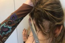 Börtönbe kerülhet az a román nő, aki büntetésből kopaszra nyírta lányát