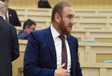 Az ülésteremben vettek őrizetbe egy orosz szenátort Moszkvában