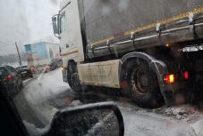 Akadozik a forgalom Máramarosban a sűrű havazás miatt