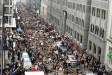 Fiatalok tízezrei tüntettek a klímaváltozás elleni küzdelem fokozásáért Belgiumban