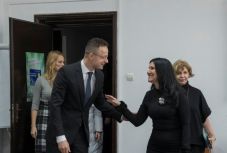 A román egészségügyi miniszterrel tárgyalt Szijjártó Péter Bukarestben