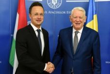 Szijjártó Bukarestben: Budapest anyagilag támogatná a MOGYE magyar karának működését