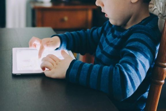 A romániai gyermekek több mint egynegyede hat óránál többet internetezik egy iskolanapon