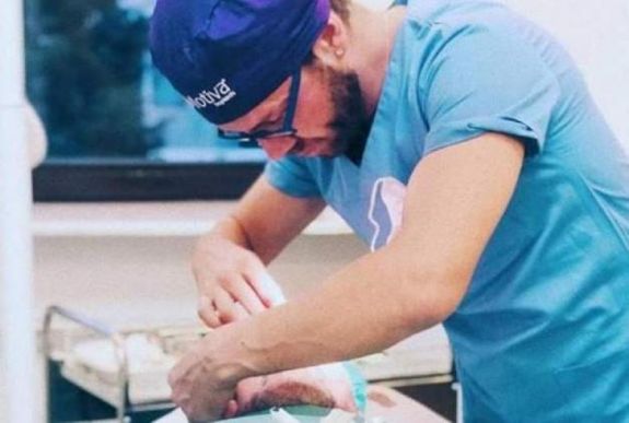 YouTube-ról tanult meg műteni a bukaresti klinikán lebukott álsebész?