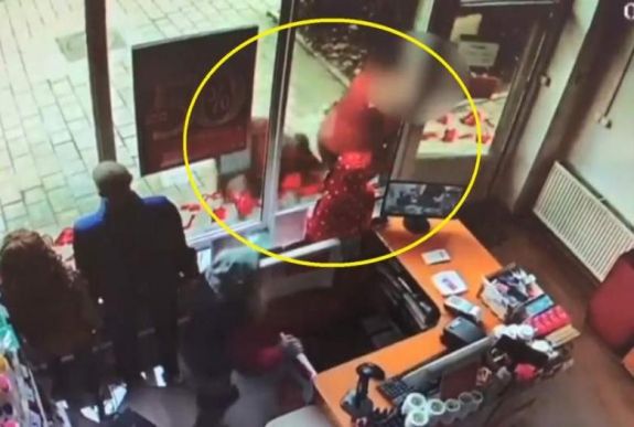 FRISSÍTVE - Több felvétel készült a vaddisznó elől menekülő szilágysomlyói nőről