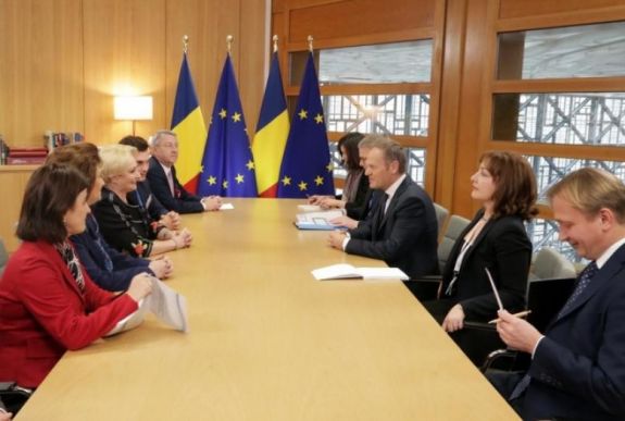 Donald Tusk a román kormányfőhöz: a politikusok nem vehetik át a bírák szerepét