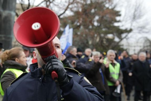 Pénteken is tüntetnek a rendőrök és a börtönőrök
