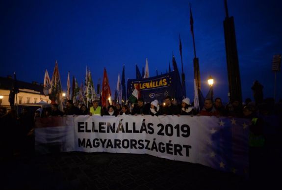 Tüntetésen bírálták Orbán Viktor évértékelő beszédét az ellenzéki pártok