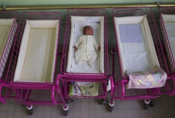 Történelmi mélypontra csökkent tavaly a születések száma