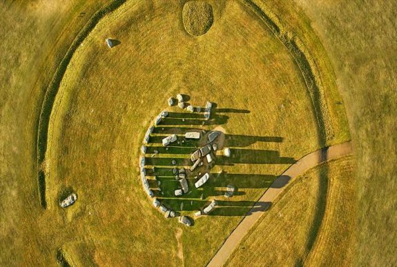 Innen eredhetnek a Stonehenge-hez hasonló kőemlékek