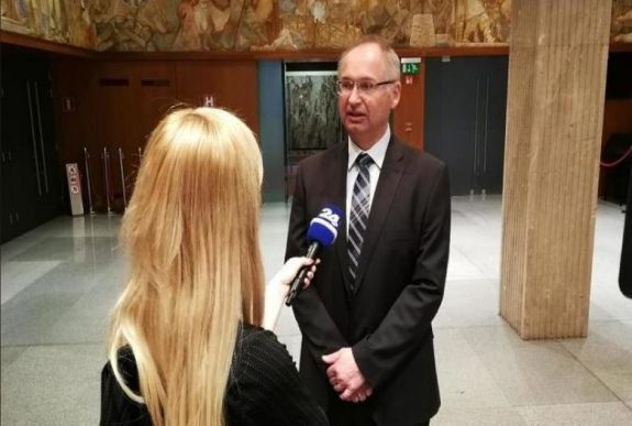 Ellopott egy szendvicset, lemondott a szlovén képviselő