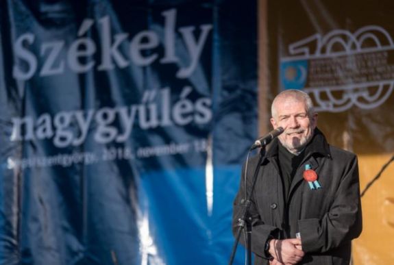 Diktatórikus vezetéssel vádolja az SZNT elnökét öt széki tanács elnöke