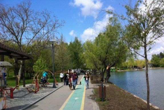 Babakocsistól esett a tóba Bukarestben egy csecsemő