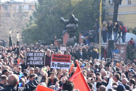 Ezrek követelték a kormány lemondását Albániában
