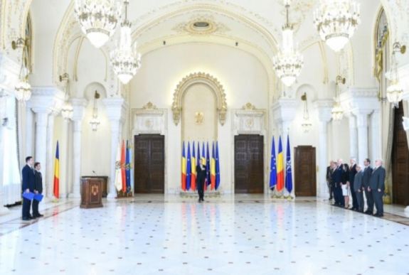 Letette a hivatali esküt a Dăncilă-kabinet két új tagja