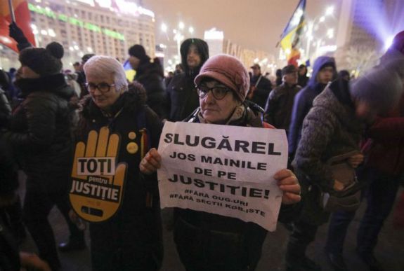 Több ezren tüntetnek országszerte az igazságügyi törvények módosítása ellen