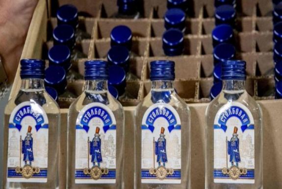 A rotterdami kikötőben lefoglalták Kim Dzsong Un vodkaszállítmányát