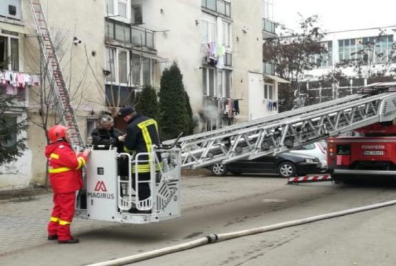 Kilakoltattak 18 személyt egy szászrégeni tömbházból