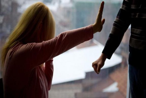 Brutálisan bántalmazta állapotos élettársát egy háromszéki férfi